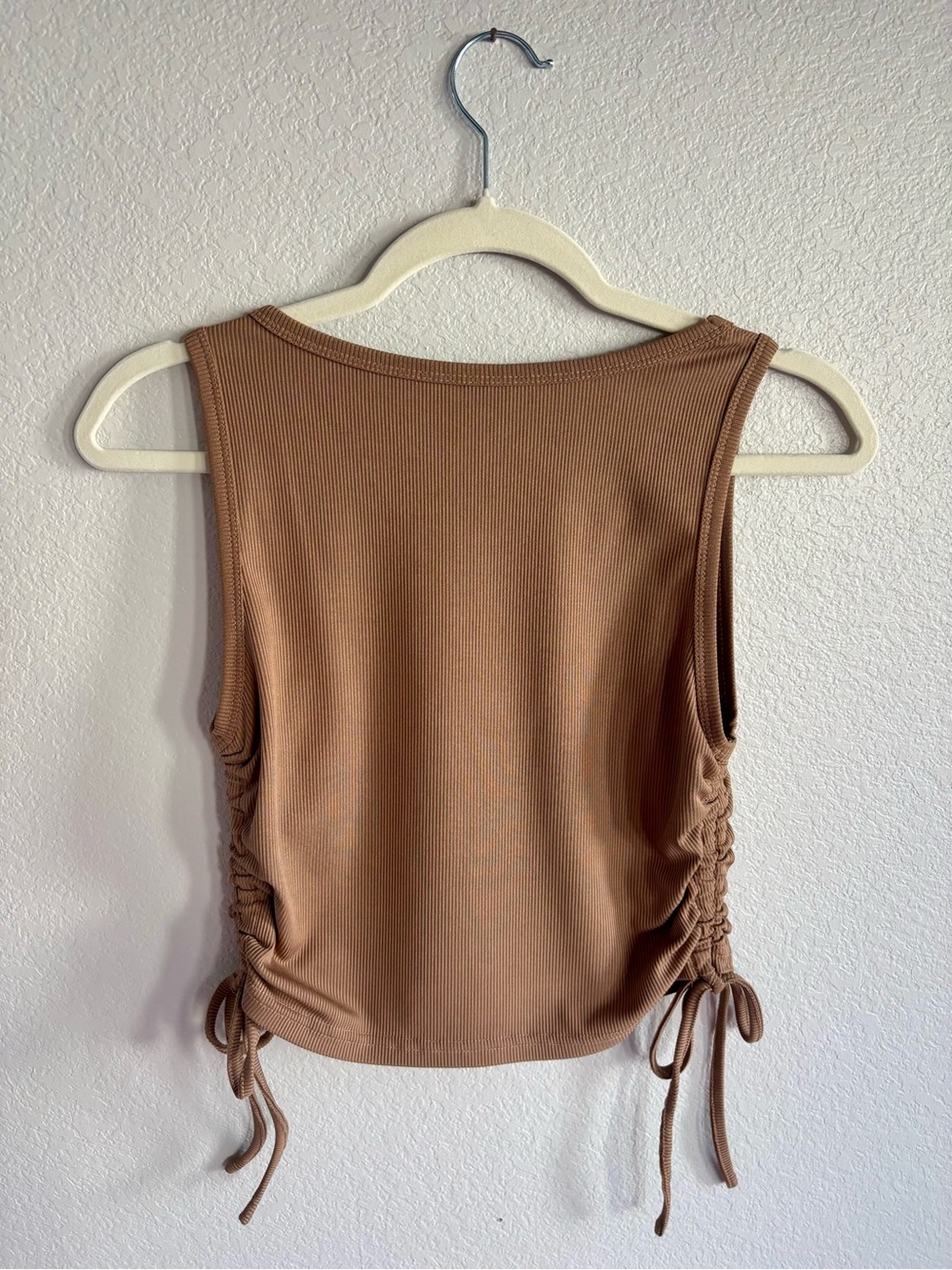 Ribbed Ruched-Side Cropped Tank Top - Picture 4 of 5